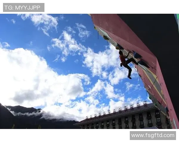 重庆攀岩队的防守策略解析与攀岩热点的深度探讨